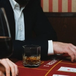 Игральные карты и фишки казино для игры в блэкджек на зеленом сукне