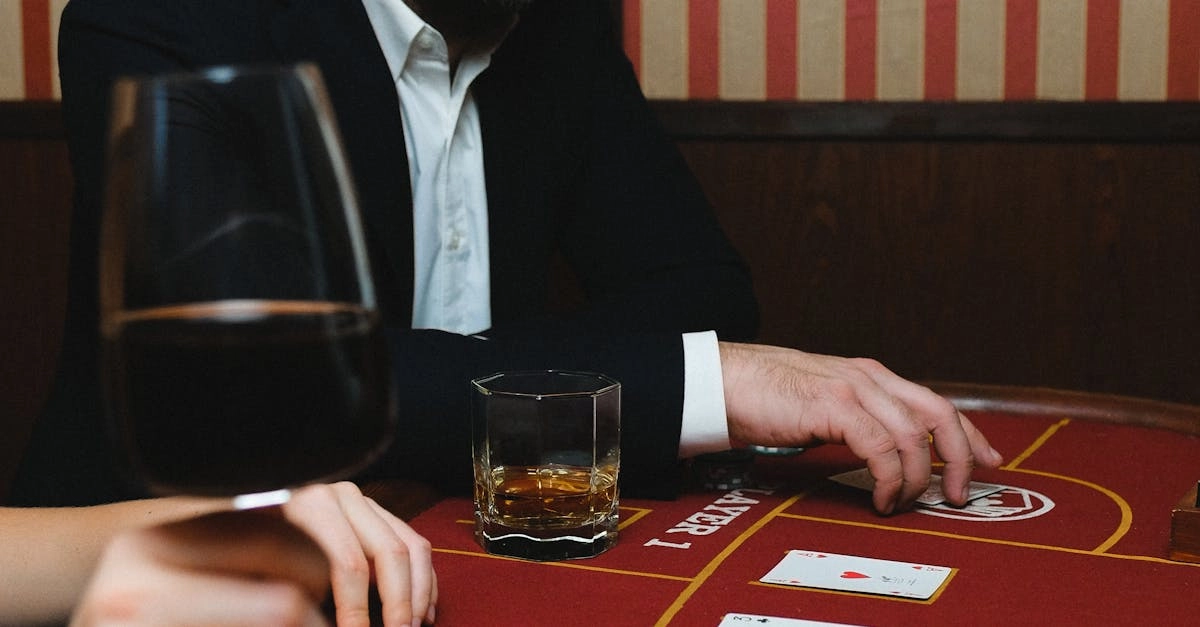 Игральные карты и фишки казино для игры в блэкджек на зеленом сукне